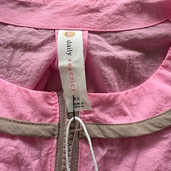 🆕 Daily Practice Puff Sleeve Front Zip Pink and Tan Short Sleeve Romper - Picture 2 of 13